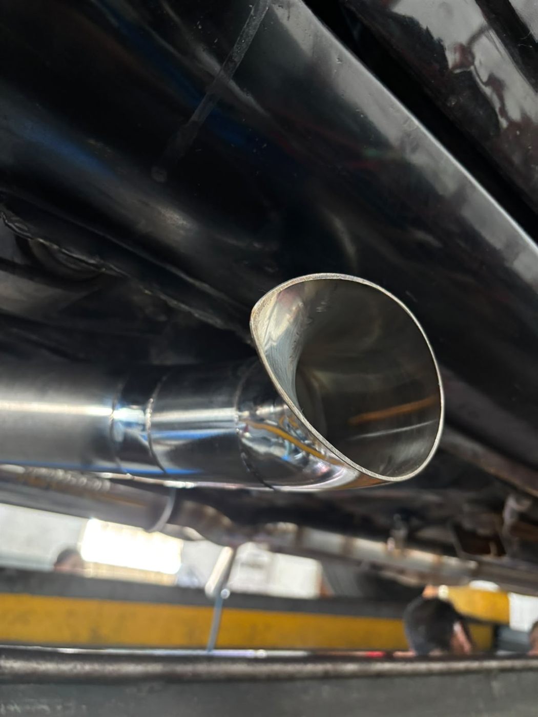 Single stainless tip tucked under the rear